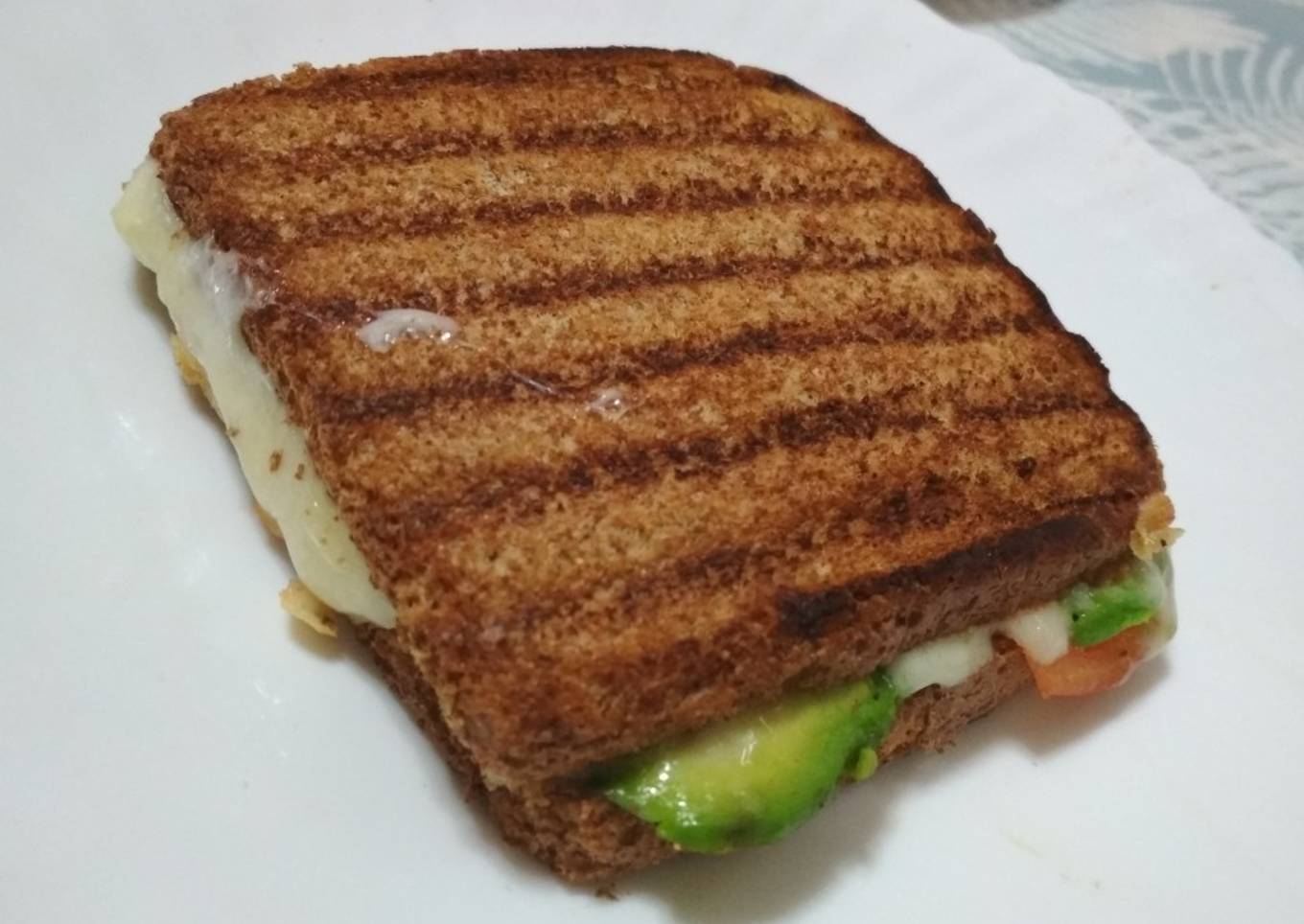 Sándwich de aguacate, tomate y queso