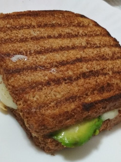 Una foto de Sándwich de aguacate, tomate y queso