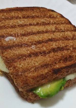 Una foto de Sándwich de aguacate, tomate y queso