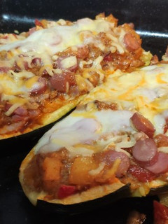Una foto de Calabacín relleno de atún, tomate y salchichas