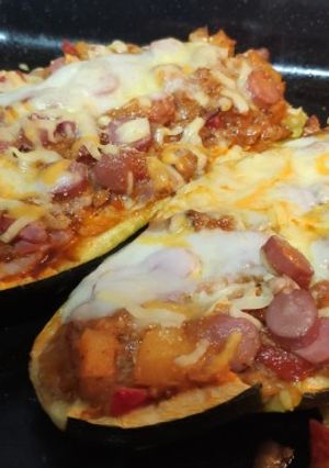 Una foto de Calabacín relleno de atún, tomate y salchichas