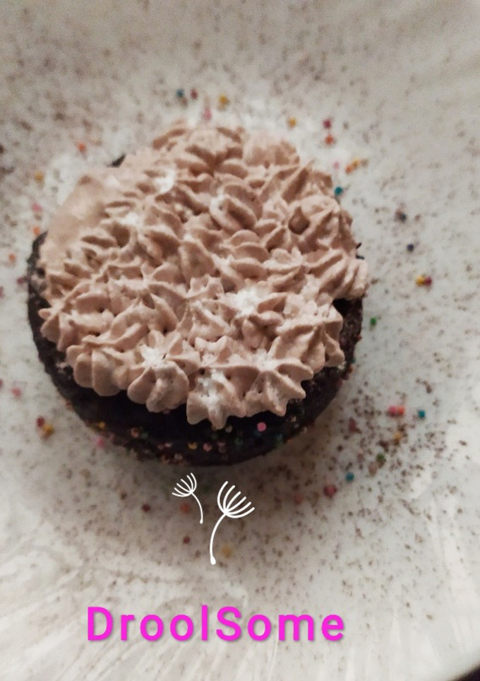 சாக்லேட் டெக்கா டென்ட் லாவா கேக் (chocolate decadent cake recipe in tamil) செய்முறை முக்கிய புகைப்படம்