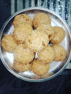 લાડુ(Ladoo Recipe in Gujarati) રેસીપી મુખ્ય ફોટો