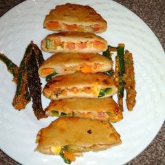 A picture of Pizza stuffing puri.