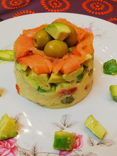 Una foto de Tartar de ensaladilla de garbanzos, aguacate y salmón ahumado