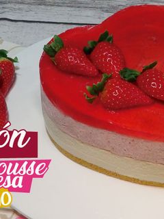 Una foto de Tarta de San Valentín de mousse de queso y de fresa