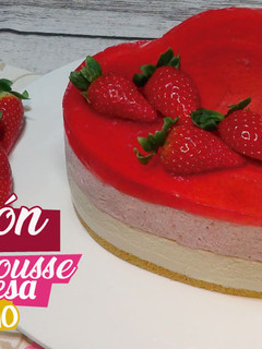 Una foto de Tarta de San Valentín de mousse de queso y de fresa