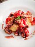 Insalata di Polpo, patate, pomodorini e menta accompagnata con maionese di polpo