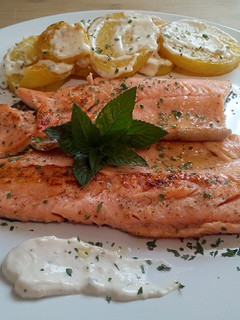 Una foto de Trucha al horno con mayonesa de ajo
