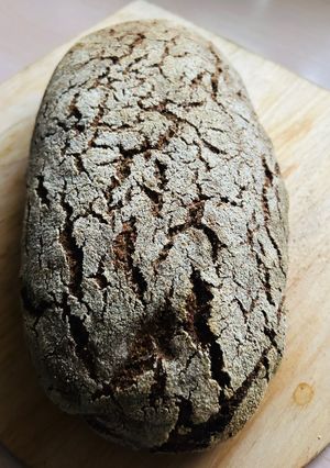 Teljes kiőrlésű kovászos rozskenyér recept fotója