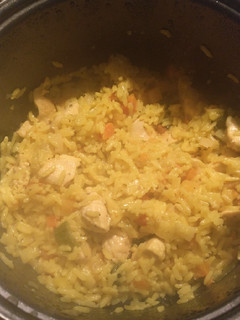 Una foto de Arroz con pollo y verduras