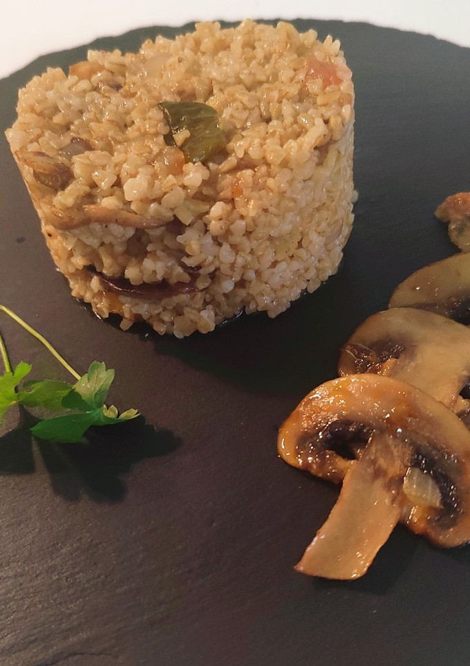 Una foto de Bulgur con champiñones