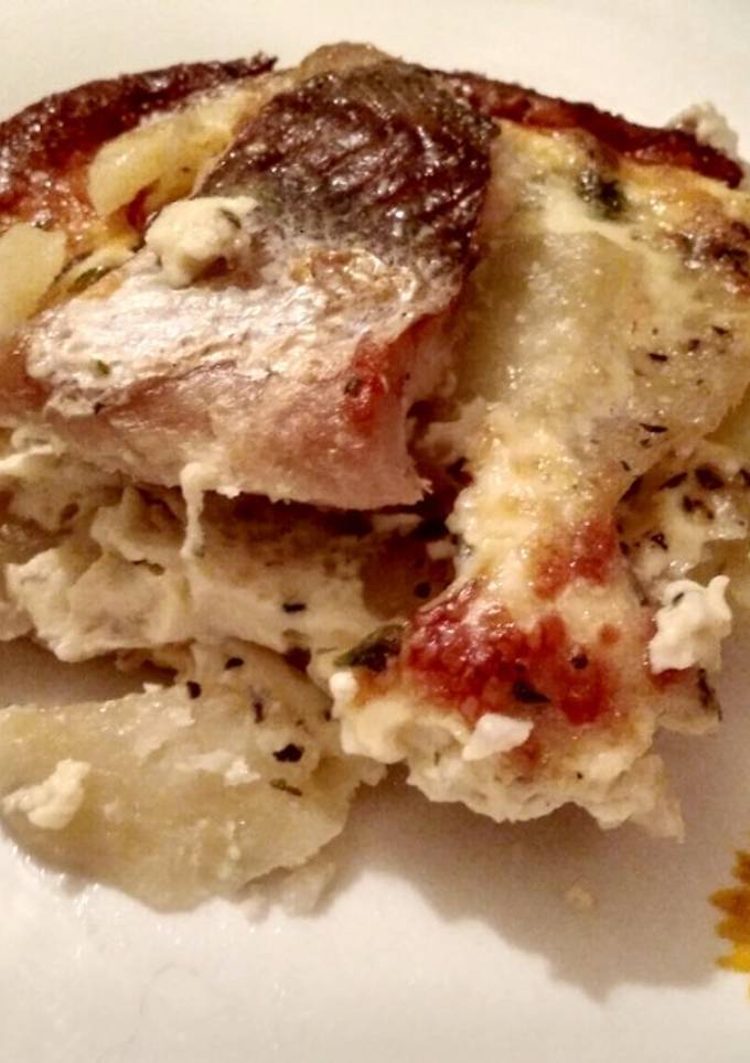 Картопля з рибою, запечені під вершковим соусом