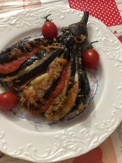 Una foto de Berenjenas en abanico de jamón, lacón y jamón dulce o York con tomate y mozzarella