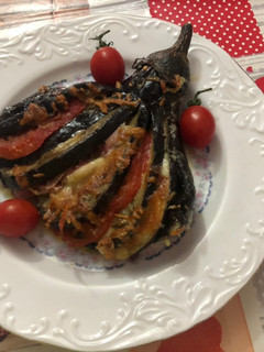 Una foto de Berenjenas en abanico de jamón, lacón y jamón dulce o York con tomate y mozzarella