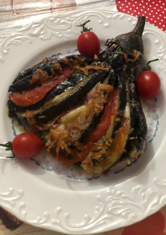 Una foto de Berenjenas en abanico de jamón, lacón y jamón dulce o York con tomate y mozzarella