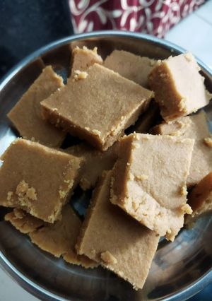 સુખડી (Sukhdi Recipe In Gujarati) રેસીપી મુખ્ય ફોટો