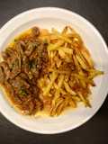 Carne “al pajarito“ con papas fritas