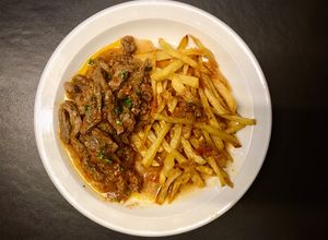 Una foto de Carne “al pajarito“ con papas fritas