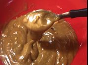 Una foto de caramelo con azúcar mascabo