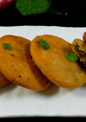 प्याज की कचौड़ी (pyaz ki kachori recipe in Hindi) रेसिपी मुख्य फोटो