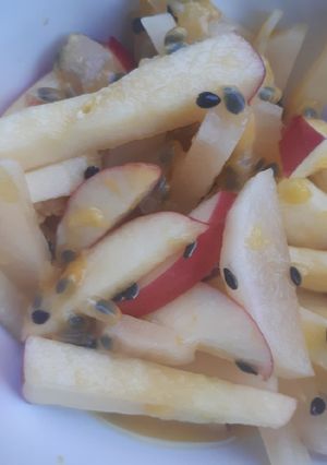 รูปของ ยำผลไม้น้ำเสาวรส Passion Fruit Juice Dressing Fruit Salad 🍎