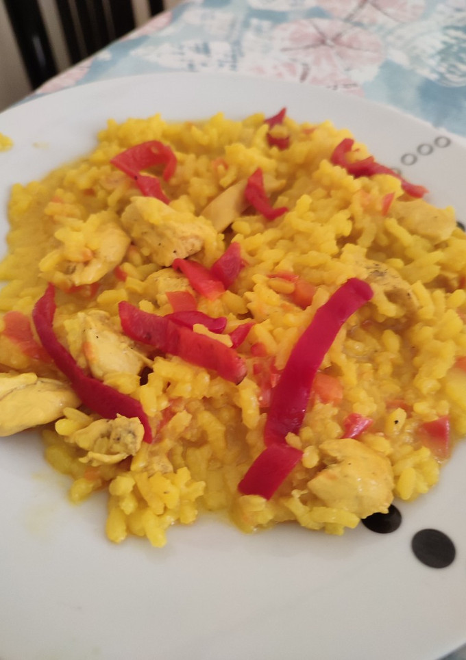 Una foto de Arroz amarillo con pechuga de pollo