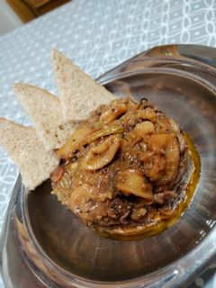 Una foto de Calamar encebollado con toque de cilantro
