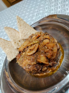 Una foto de Calamar encebollado con toque de cilantro
