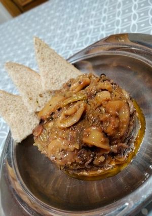 Una foto de Calamar encebollado con toque de cilantro