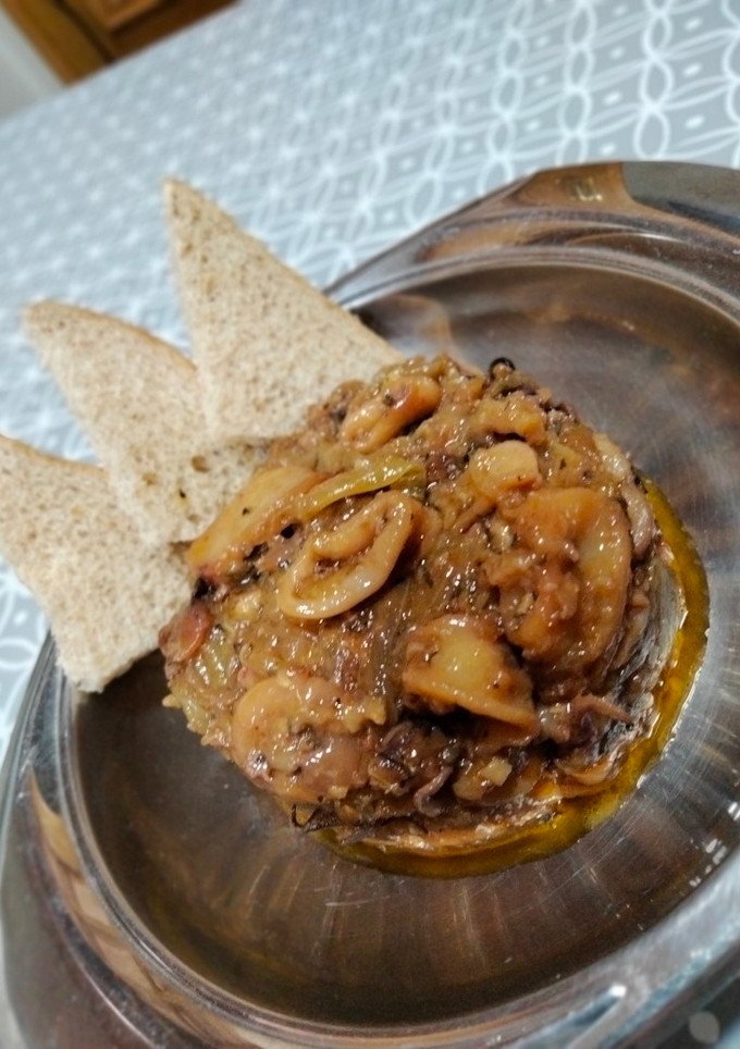 Una foto de Calamar encebollado con toque de cilantro