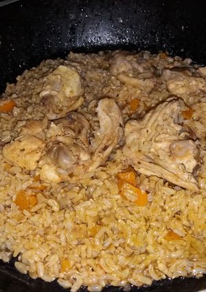 Una foto de Alitas de pollo con arroz integral