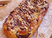 Una foto de brioche relleno de chocolate