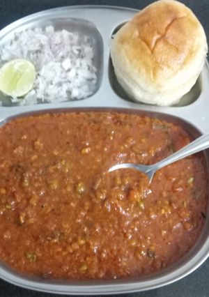 બટર પાઉંભાજી (Butter Pavbhaji Recipe In Gujarati) રેસીપી મુખ્ય ફોટો