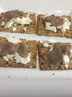 Foto principal de Tostas de queso fresco de Arzúa y crema de castañas