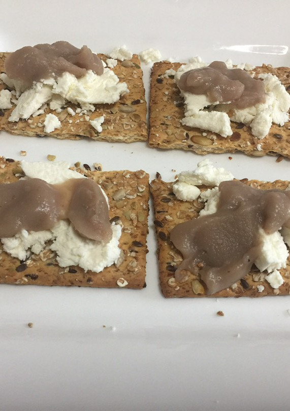 Una foto de Tostas de queso fresco de Arzúa y crema de castañas
