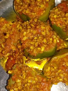 भरवां शिमला मिर्च (Bharwan Shimla Mirch recipe in Hindi) रेसिपी मुख्य फोटो