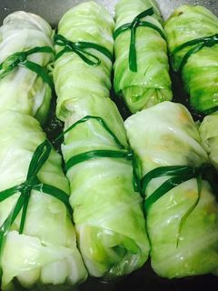 Hình của món Bắp cải cuốn ngũ vị.