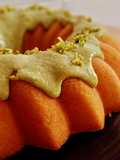 Bundt cake genovés de coco con cobertura de crema de pistachos y chocolate blanco (sin gluten)
