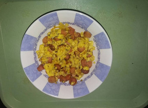Una foto de Huevitos revuelto con salchicha ranchera