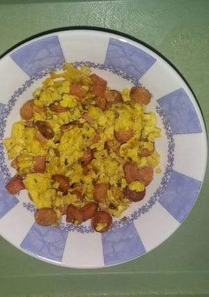 Una foto de Huevitos revuelto con salchicha ranchera