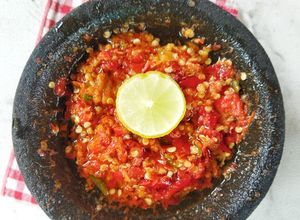 Foto resep Sambal Bawang Putih Banjur Untuk Mie Kocok