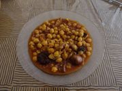 Una foto de garbanzos especias callos