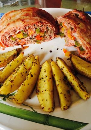 Una foto de Rollo de carne con papas rústicas