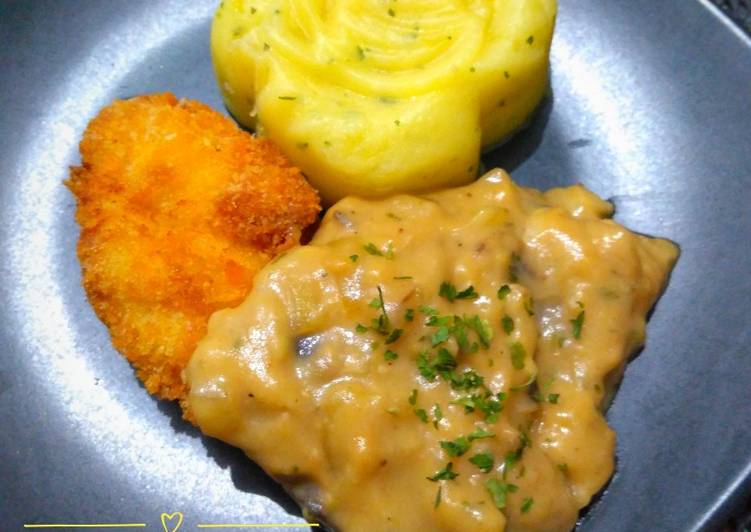 Cara Menyiapkan Chicken Katsu with Creamy Mushroom Sauce and Mashed Potato Anti Ribet!