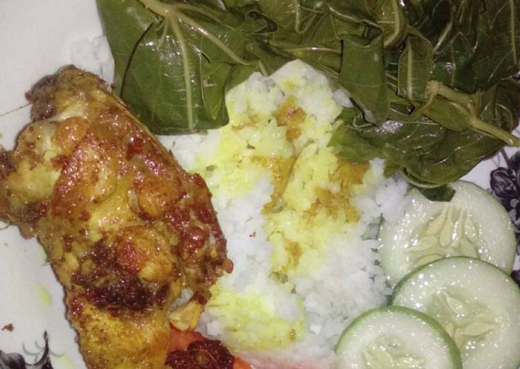 Bagaimana Bikin Ayam Goreng Royco Bumbu Komplit plus Lalapan Anti Gagal