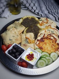 صورة لوصفة مناقيش ومطبق بعجينة الزعتر الأخضر