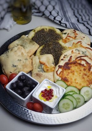 صورة لوصفة مناقيش ومطبق بعجينة الزعتر الأخضر