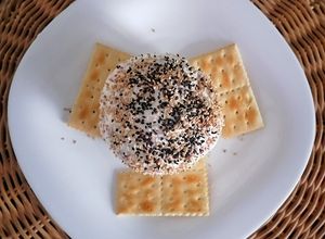 Una foto de Bola de queso con jamón serrano y aceitunas
