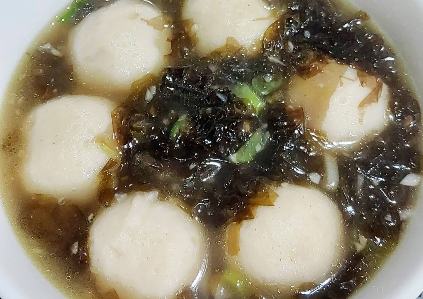 Sup bakso ikan dengan rumput laut (Chinese dried seaweed)
